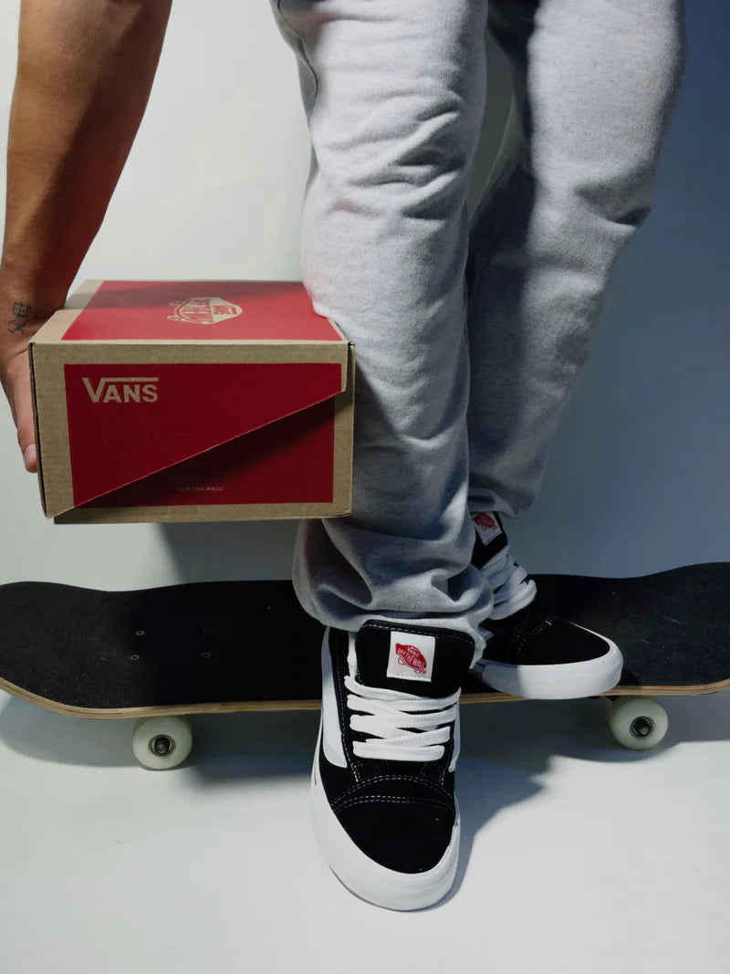 VNS Knu Black white (ÚLTIMOS PARES)