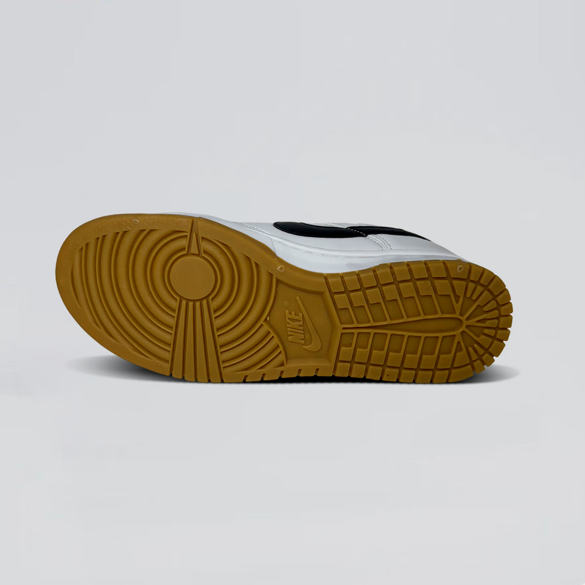 NK SB Dunk Low Pro - Branco/ Preto/ Caramelo