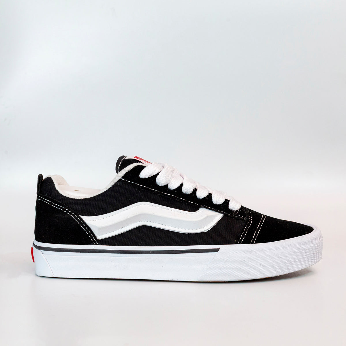 VNS Knu Black white (ÚLTIMOS PARES)